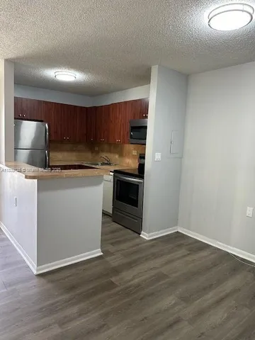 $2,100 | 6935 Northwest 179th Street, Unit 208, Hialeah, FL 33015