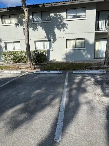 $2,100 | 6935 Northwest 179th Street, Unit 208, Hialeah, FL 33015