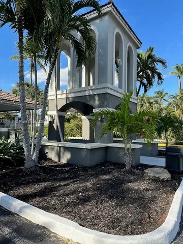 $2,100 | 6935 Northwest 179th Street, Unit 208, Hialeah, FL 33015