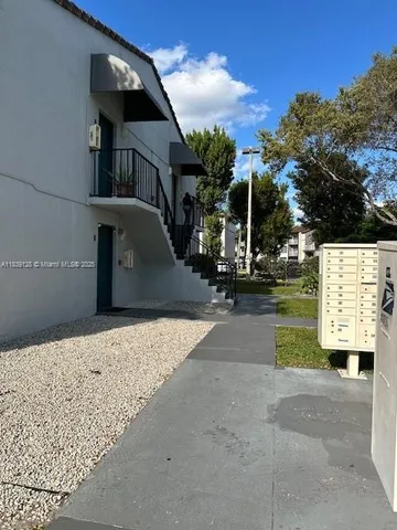 $2,100 | 6935 Northwest 179th Street, Unit 208, Hialeah, FL 33015