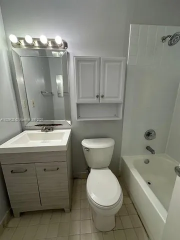 $2,100 | 6935 Northwest 179th Street, Unit 208, Hialeah, FL 33015