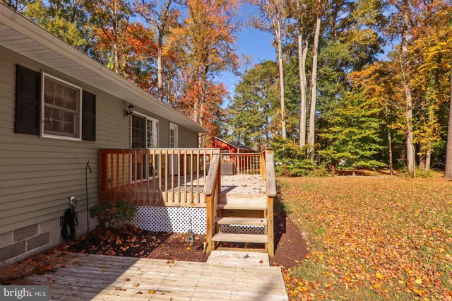 a view of a pathway of a house with wooden fence