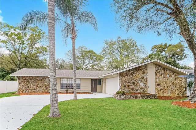 a view of a house with backyard and garden