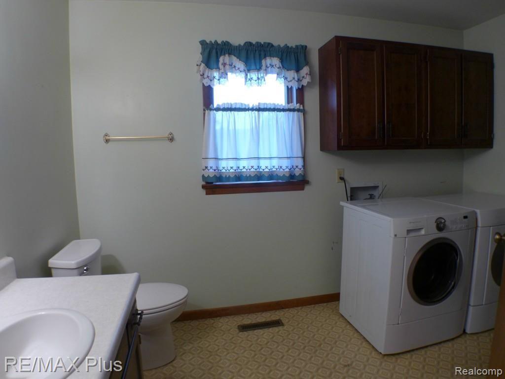 5530 Dixon - Bath laundry.jpg