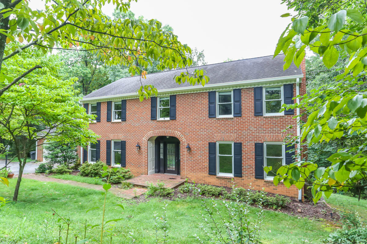 5135 Falcon Ridge Road Roanoke, VA 24018 - Photo 3 of 56 a front view of a house with garden