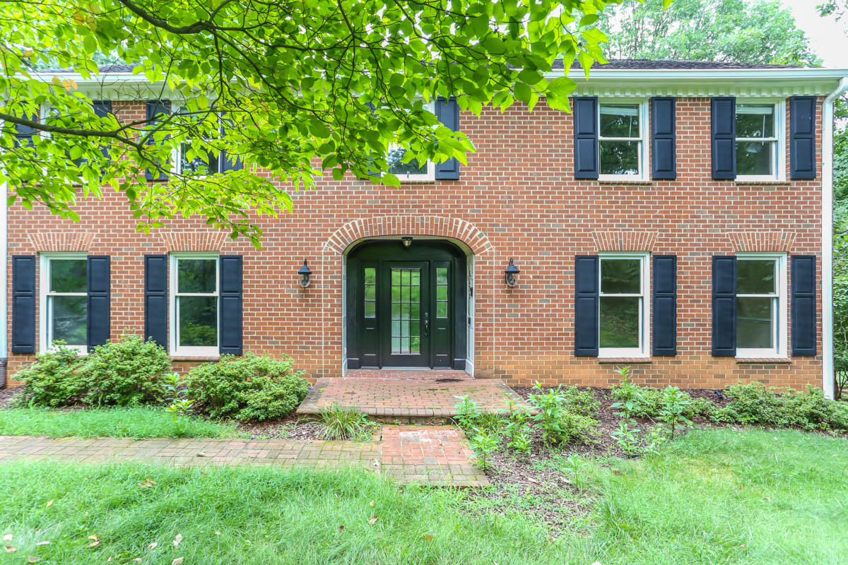 5135 Falcon Ridge Road Roanoke, VA 24018 - Photo 46 of 56 front view of a house with a yard