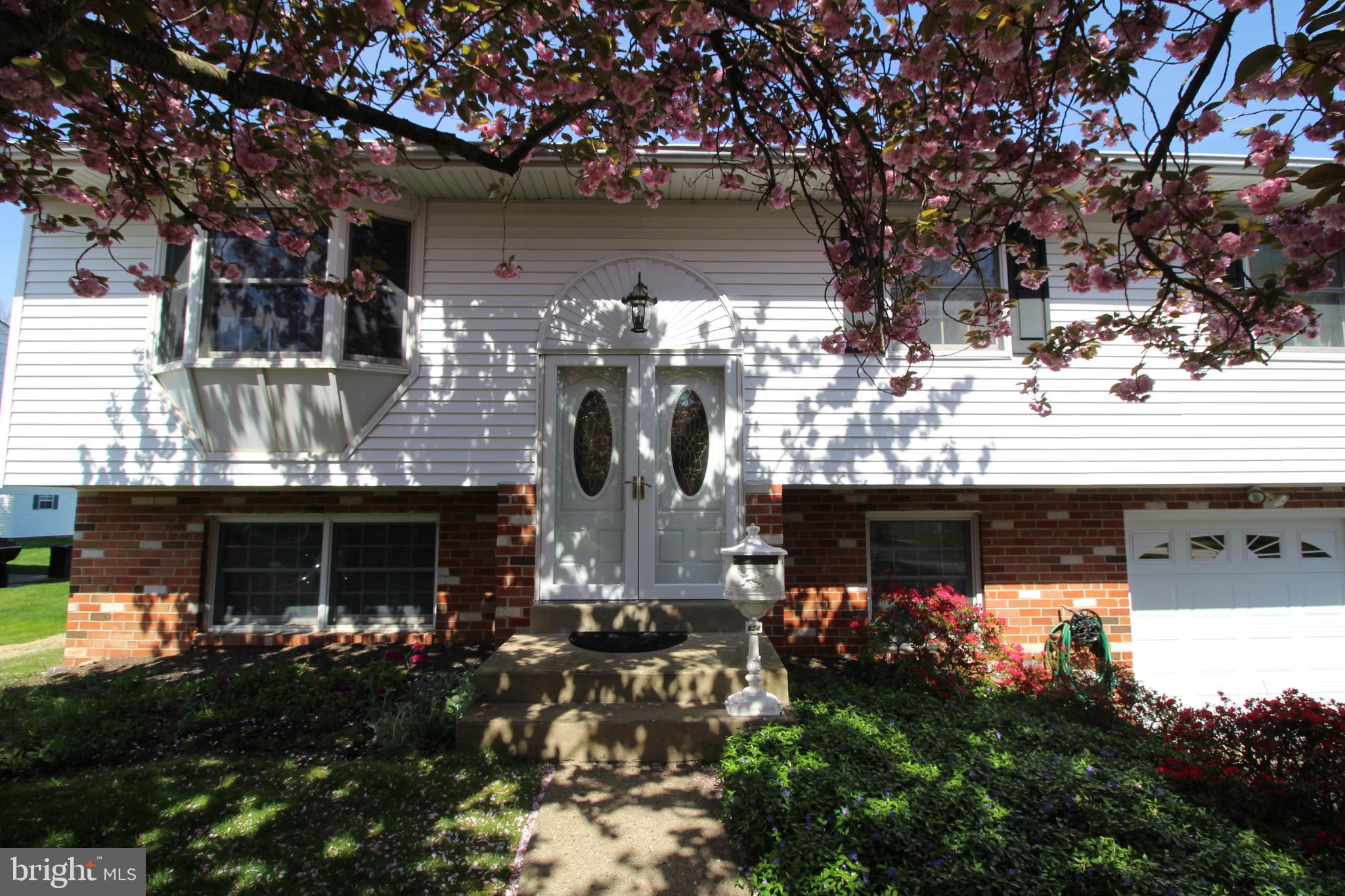 624 Pickering Road Southampton, PA 18966 - Photo 2 of 33 Gallery Image 2