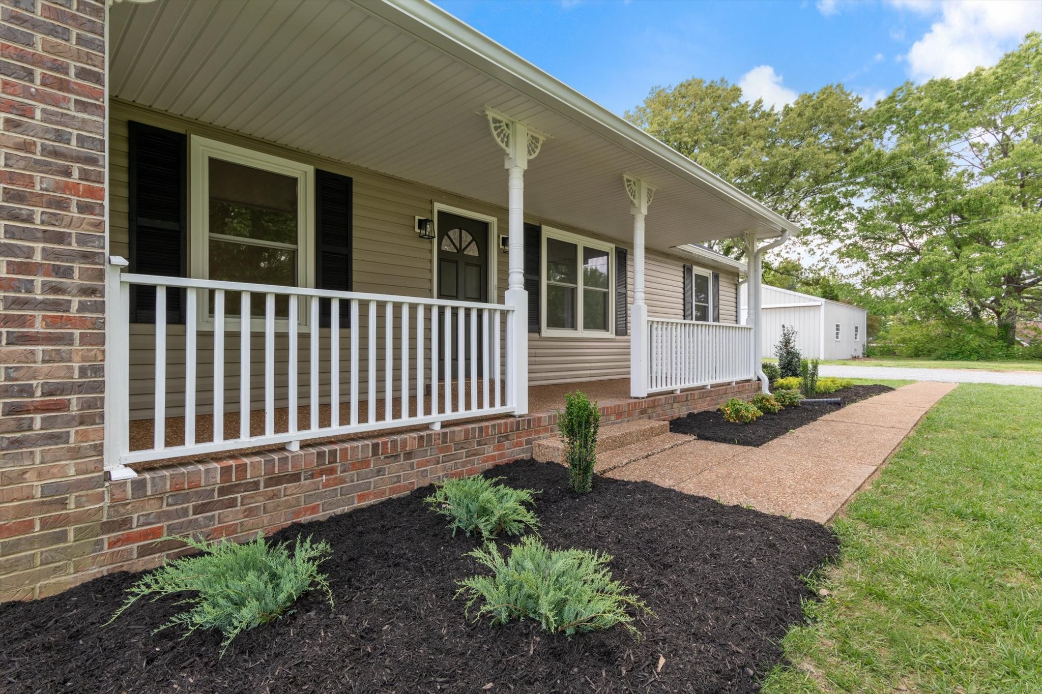 3671 Apache Trail Springfield, TN 37172 - Photo 2 of 28 a front view of a house with garden