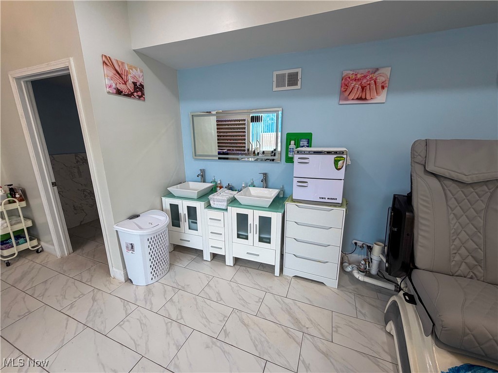 2405 Youngstown Road Southeast Warren, OH 44484 - Photo 34 of 41 Salon
