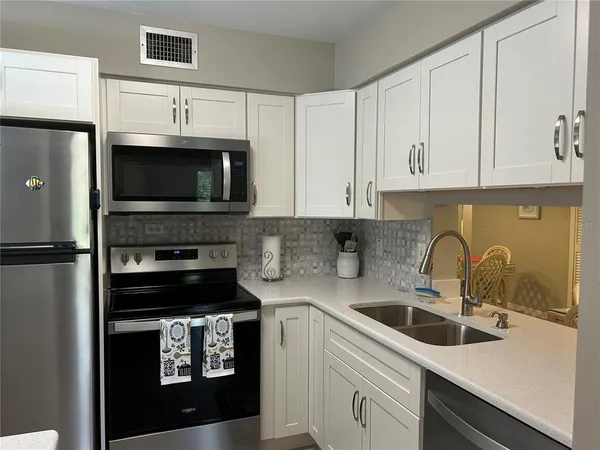 $1,950 | 5662 Gardens Drive, Unit 104, Sarasota, FL 34243