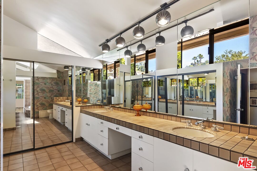 814 Leonard Road Los Angeles, CA 90049 - Photo 35 of 51 Gallery Image 35
