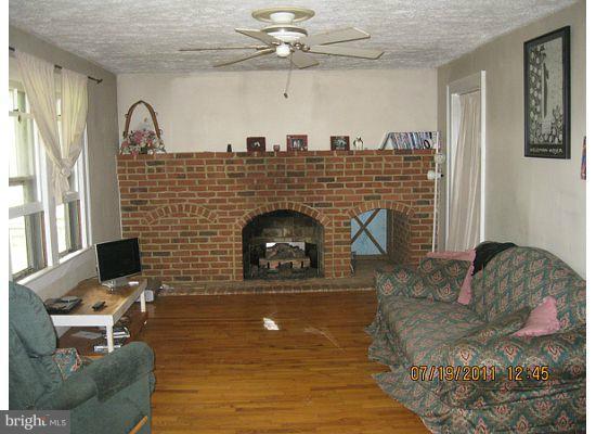 14438 Smith Road Culpeper, VA 22701 - Photo 18 of 30 Living Room