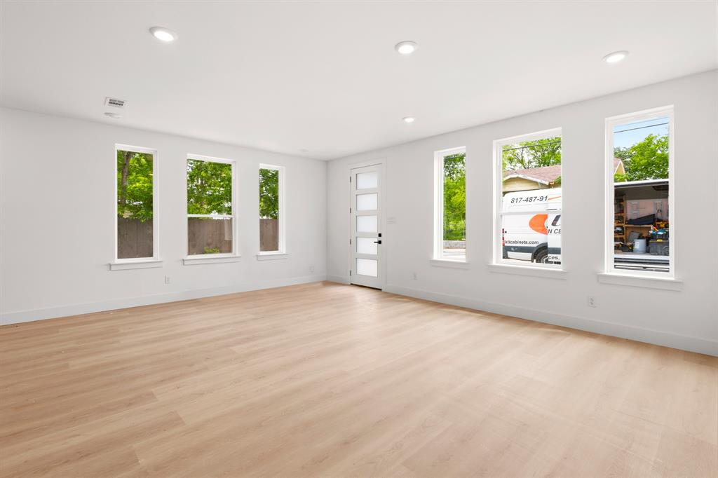413 North Patton Avenue Dallas, TX 75203 - Photo 6 of 21 an empty room with windows