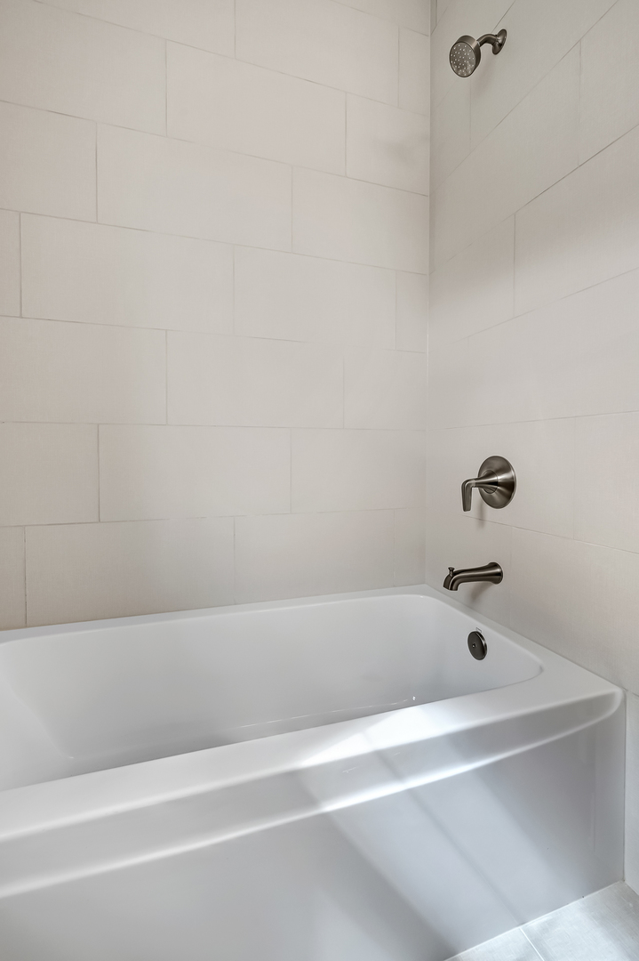12260 Copper Ridge Drive, Unit 39 Lemont, IL 60439 - Photo 22 of 24 a bathroom with a bathtub