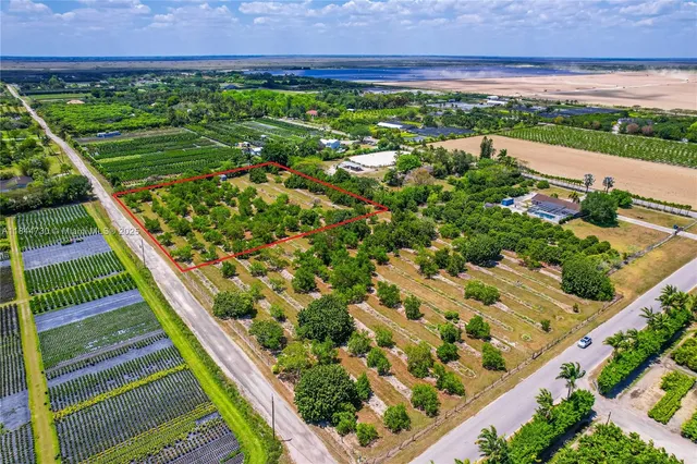 a view of an outdoor space