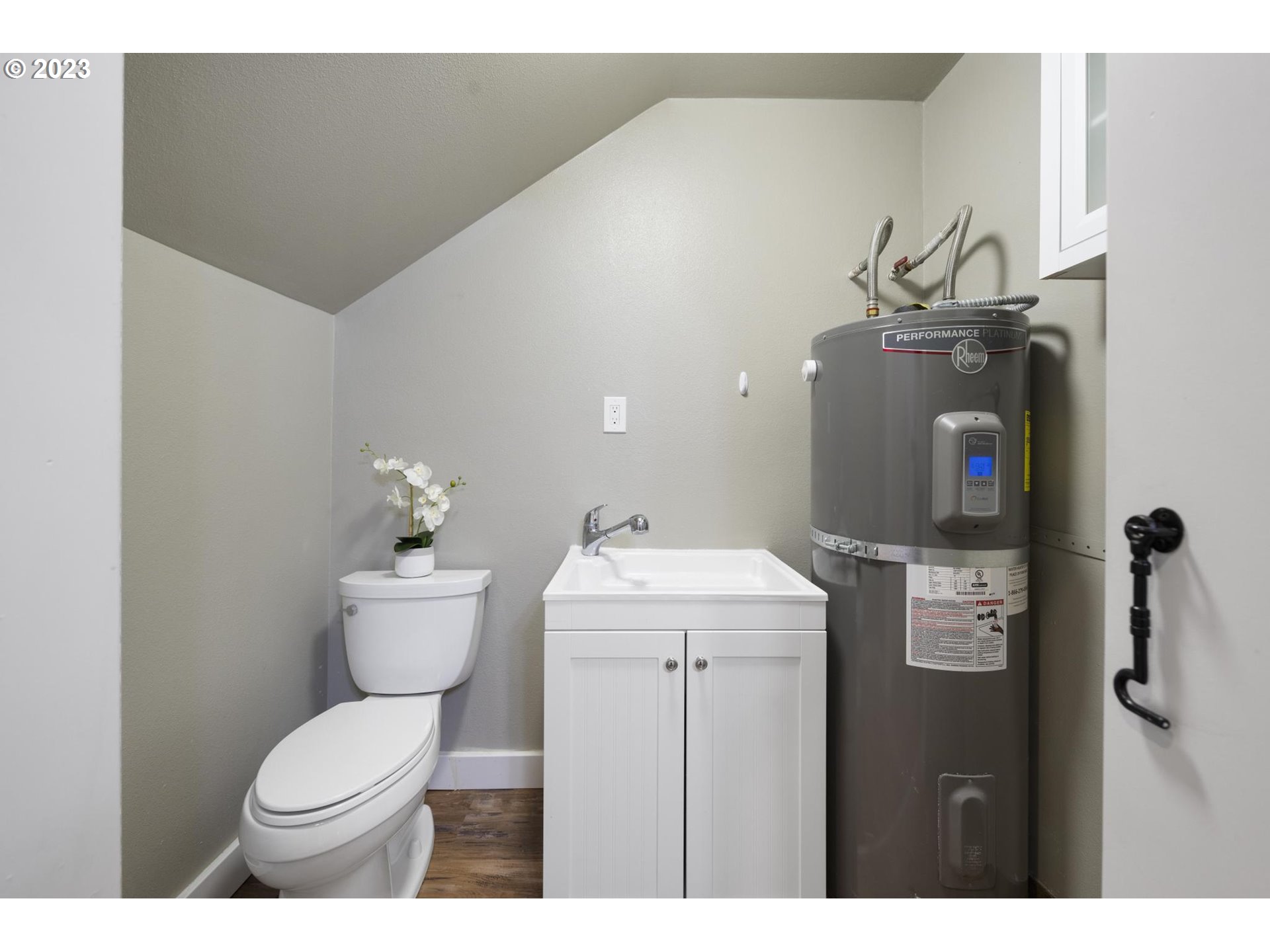 40798 Hillcrest Loop Astoria, OR 97103 - Photo 17 of 33 Bathroom