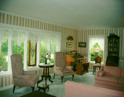144 Glasgow Road Gibsonia, PA 15044 - Photo 2 of 8 Living Room.