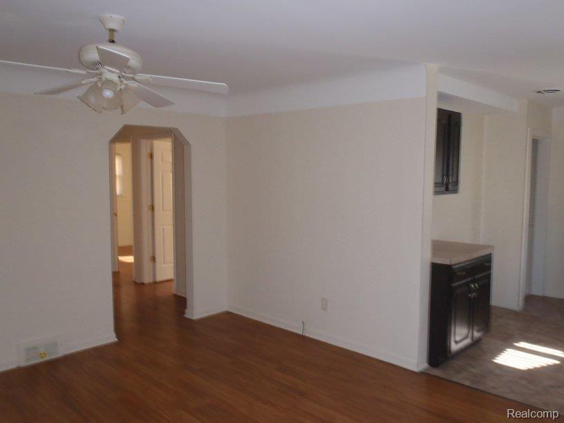 6469 Pelham Road Allen Park, MI 48101 - Photo 8 of 17 P4030021.JPG