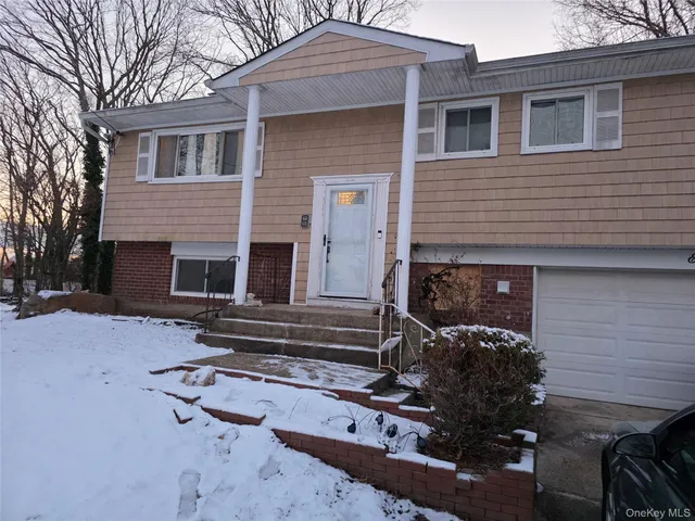 $2,600 | 8 Holly Court, North Babylon, NY 11703
