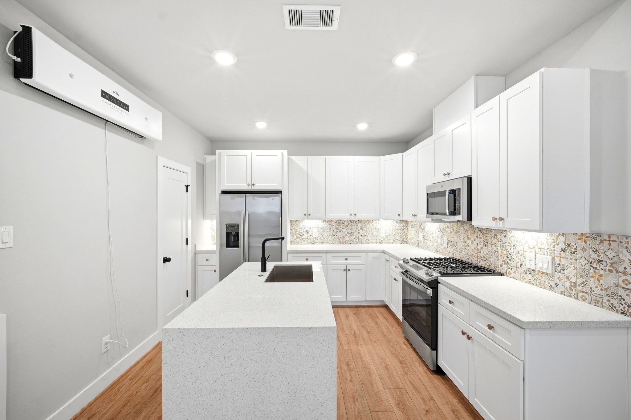5814 Cebra Street Houston, TX 77091 - Photo 9 of 32 Spacious island perfect for gathering and meal prep.