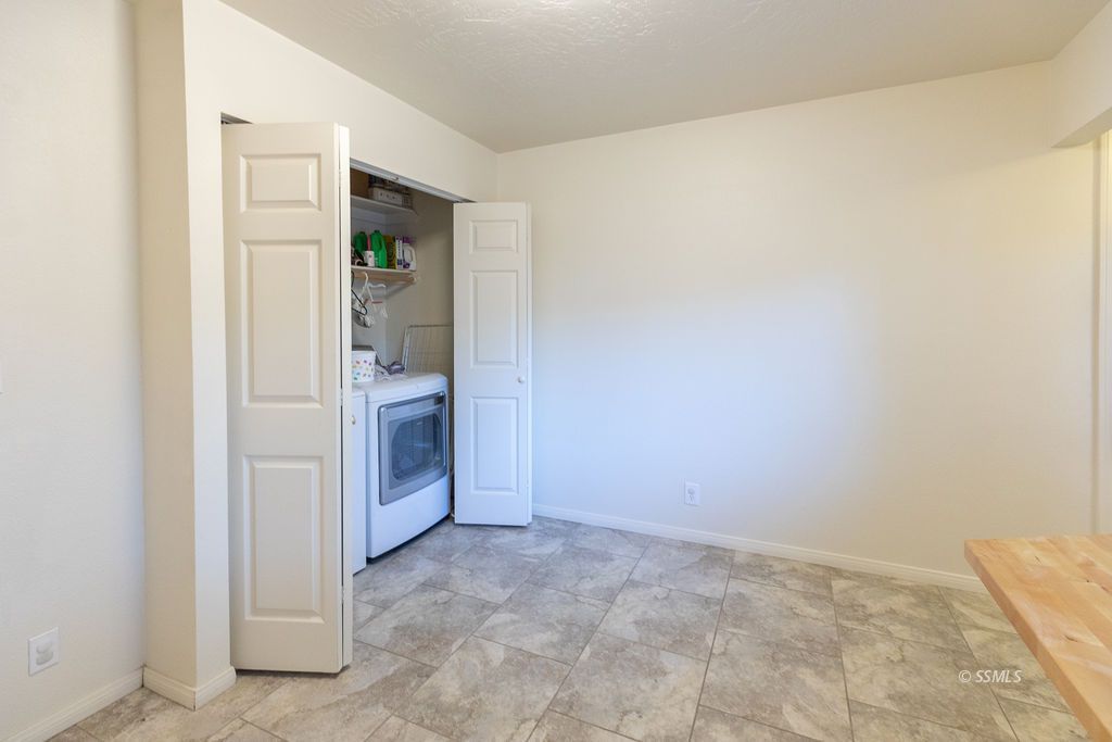 737 Scott Circle Ridgecrest, CA 93555 - Photo 22 of 49 an empty room with closet and windows