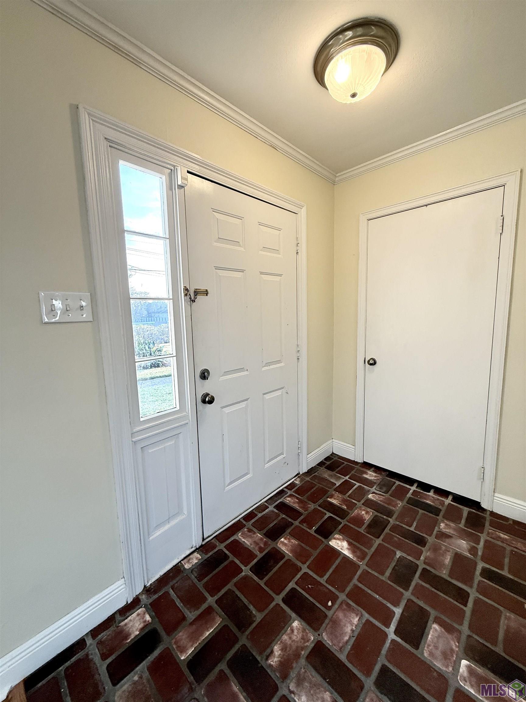 10053 Jefferson Highway Baton Rouge, LA 70809 - Photo 3 of 12 BRICK FOYER