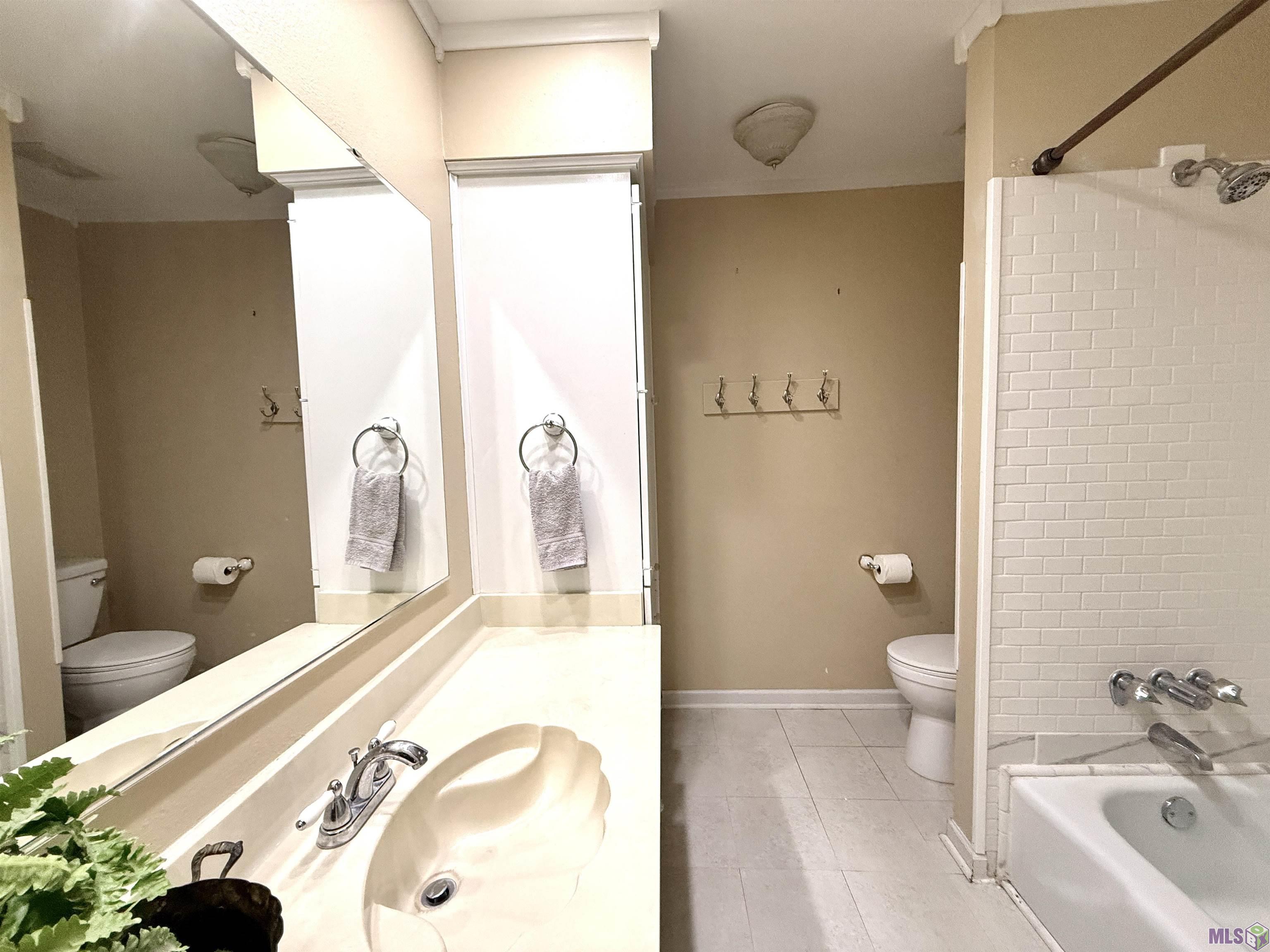 10053 Jefferson Highway Baton Rouge, LA 70809 - Photo 8 of 12 GUEST BATH UPSTAIRS