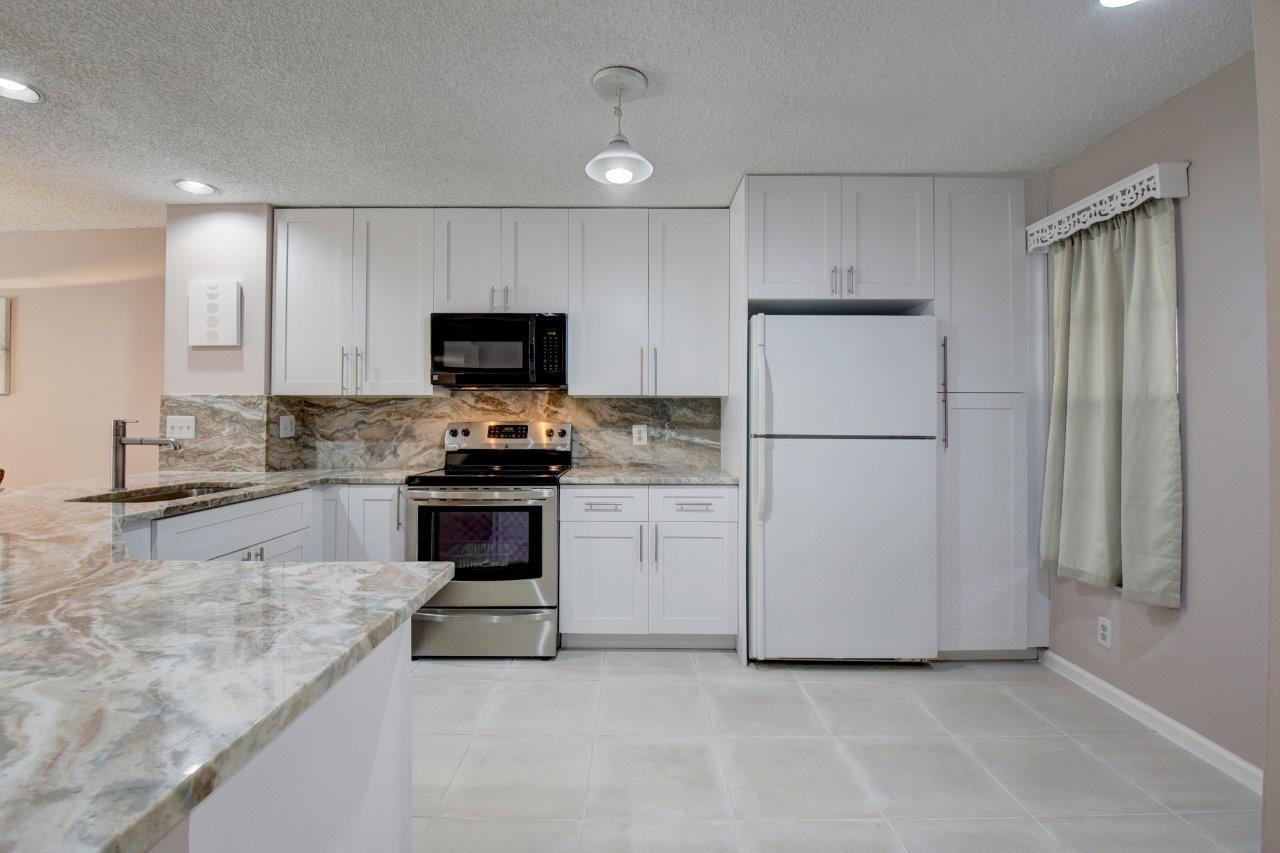 9517 Boca River Circle Boca Raton, FL 33434 - Photo 2 of 22 Kitchen