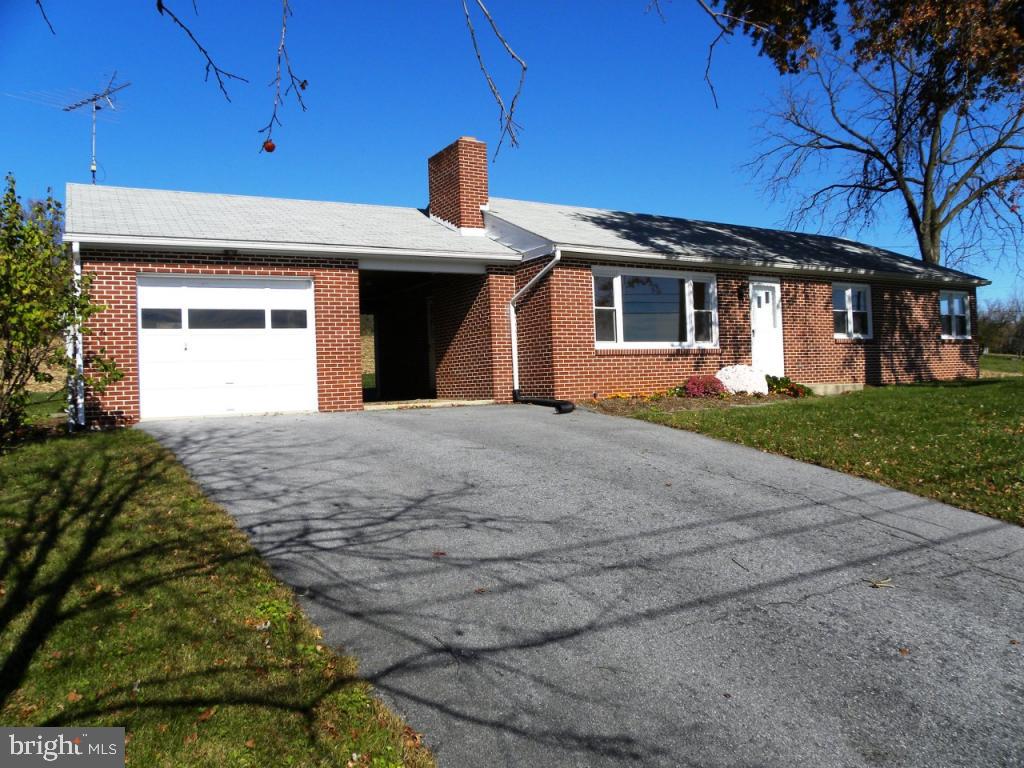 1524 Mountain Road Manheim, PA 17545 - Photo 6 of 17 a front view of a house with a yard