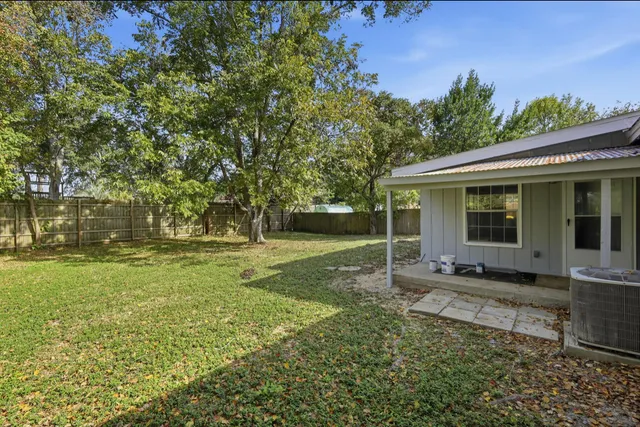 a view of a house with backyard