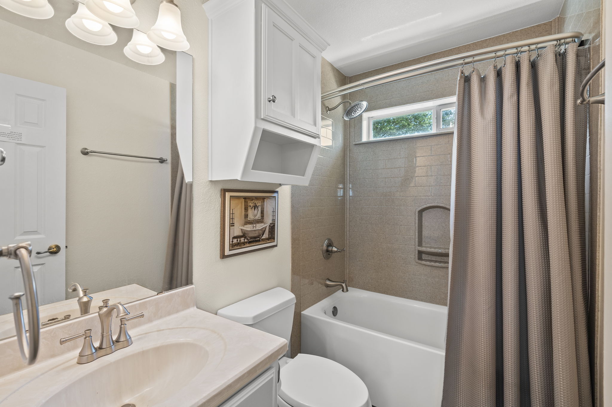 1427 River Ridge Ranch Road Killeen, TX 76549 - Photo 22 of 40 A well-appointed bathroom with a spacious tub-shower combination, providing both comfort and functionality.