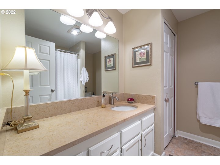 4880 Southwest Scholls Ferry Road, Unit 15 Portland, OR 97225 - Photo 14 of 21 Gallery Image 14