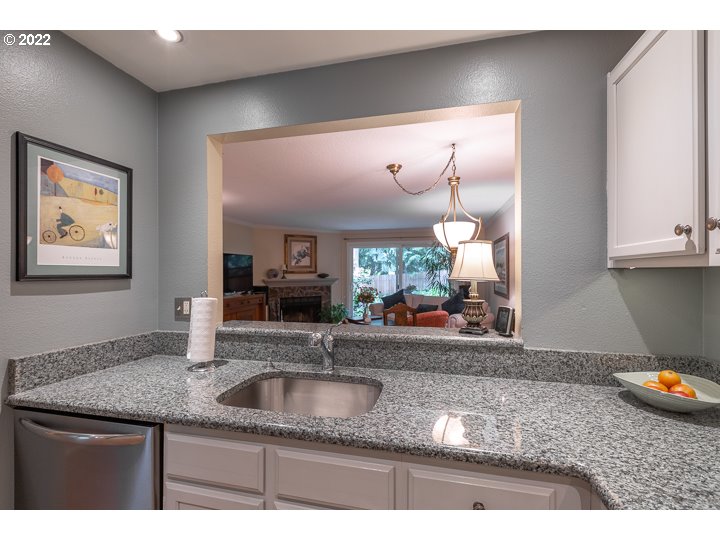 4880 Southwest Scholls Ferry Road, Unit 15 Portland, OR 97225 - Photo 7 of 21 Gallery Image 7
