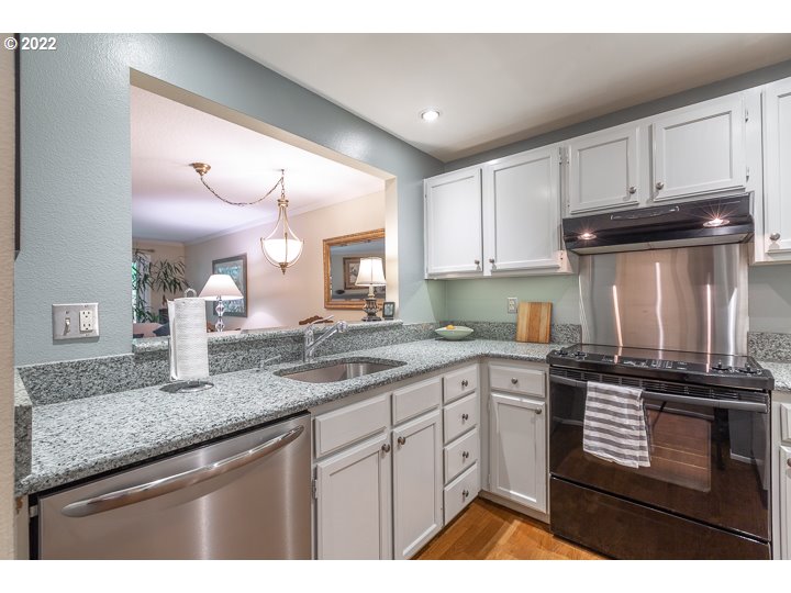 4880 Southwest Scholls Ferry Road, Unit 15 Portland, OR 97225 - Photo 8 of 21 Gallery Image 8