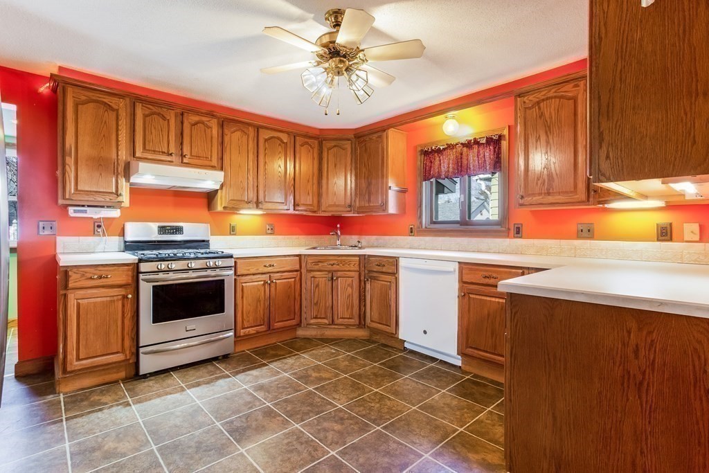 26 Rimmon Avenue Springfield, MA 01107 - Photo 2 of 40