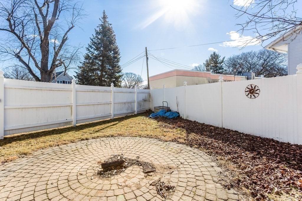26 Rimmon Avenue Springfield, MA 01107 - Photo 7 of 40