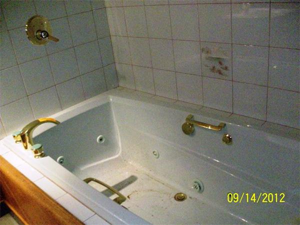 1 Rhodes Road Princeton, MA 01541 - Photo 6 of 8 a bathroom with a tub