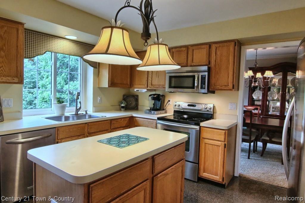 172 Grosvenor Drive Rochester, MI 48307 - Photo 12 of 38 Kitchen_2nd_View.jpg