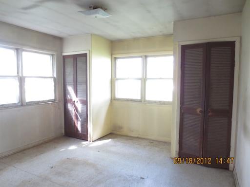 16080 Pratt Road Sandwich, IL 60548 - Photo 5 of 13 an empty room with windows