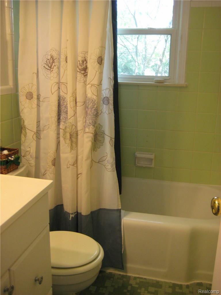 27705 Southpointe Road Grosse Ile, MI 48138 - Photo 12 of 24 BATHROOM