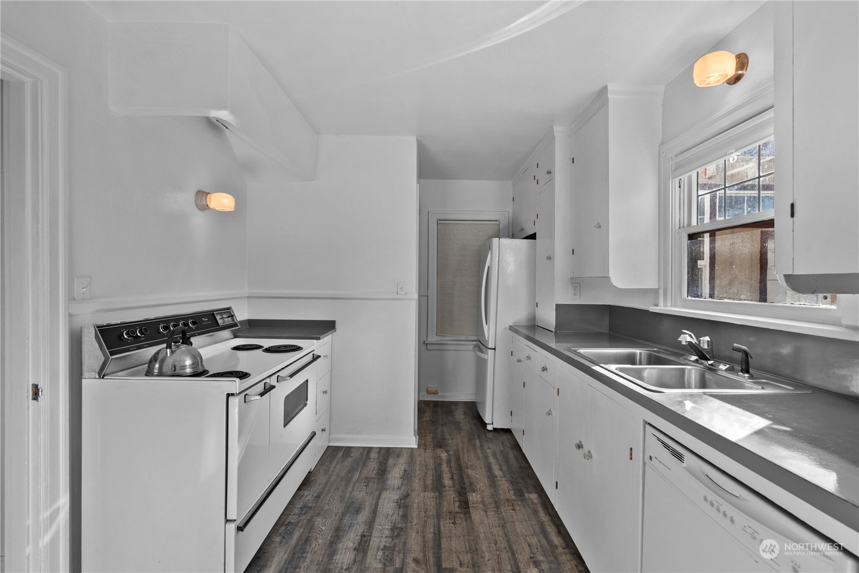 618 Hawthorne Street Wenatchee, WA 98801 - Photo 13 of 37 a kitchen with a stove a sink and a refrigerator