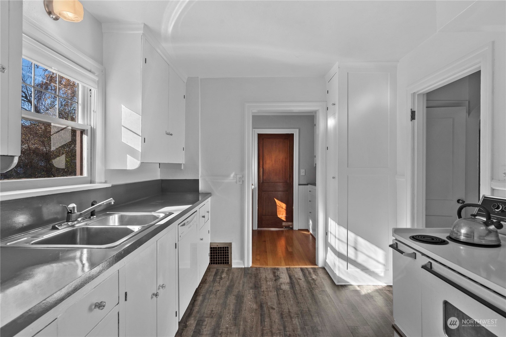 618 Hawthorne Street Wenatchee, WA 98801 - Photo 14 of 37 a kitchen with granite countertop a sink stove and cabinets