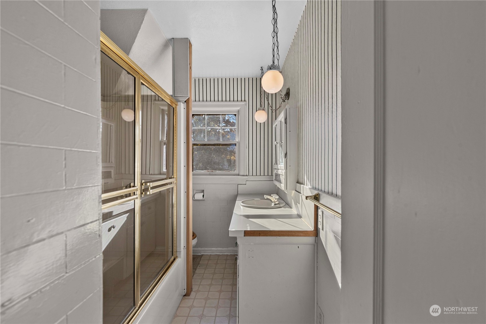 618 Hawthorne Street Wenatchee, WA 98801 - Photo 19 of 37 a bathroom with a sink mirror and toilet