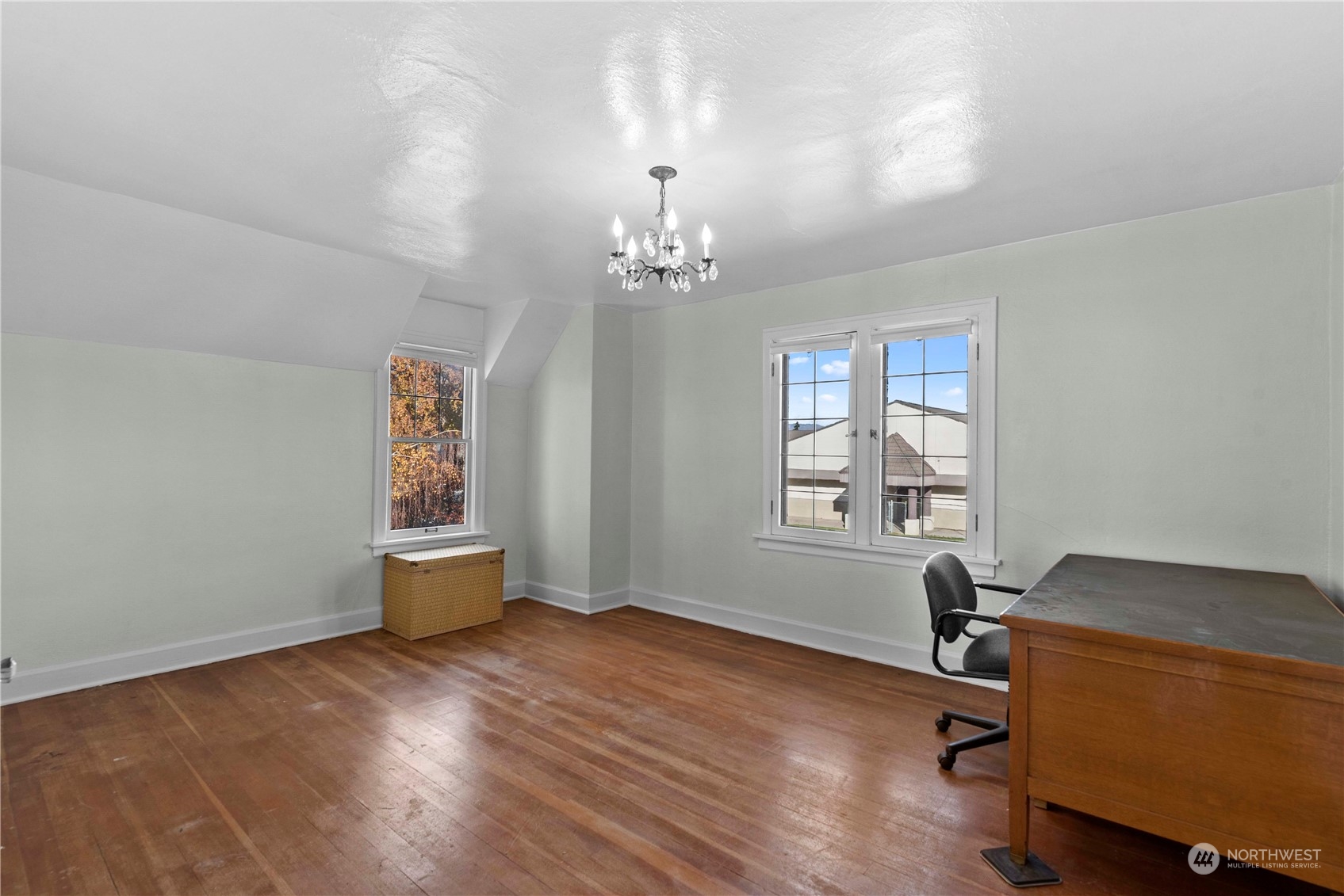 618 Hawthorne Street Wenatchee, WA 98801 - Photo 20 of 37 a view of a workspace with furniture and a window