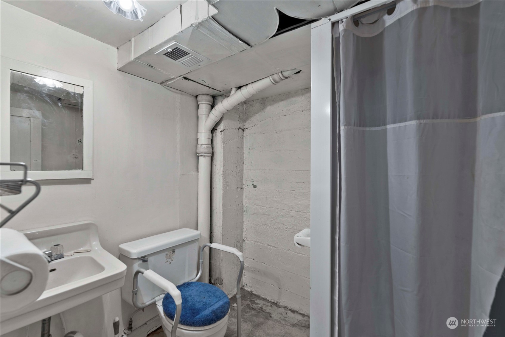 618 Hawthorne Street Wenatchee, WA 98801 - Photo 24 of 37 a bathroom with a sink and toilet