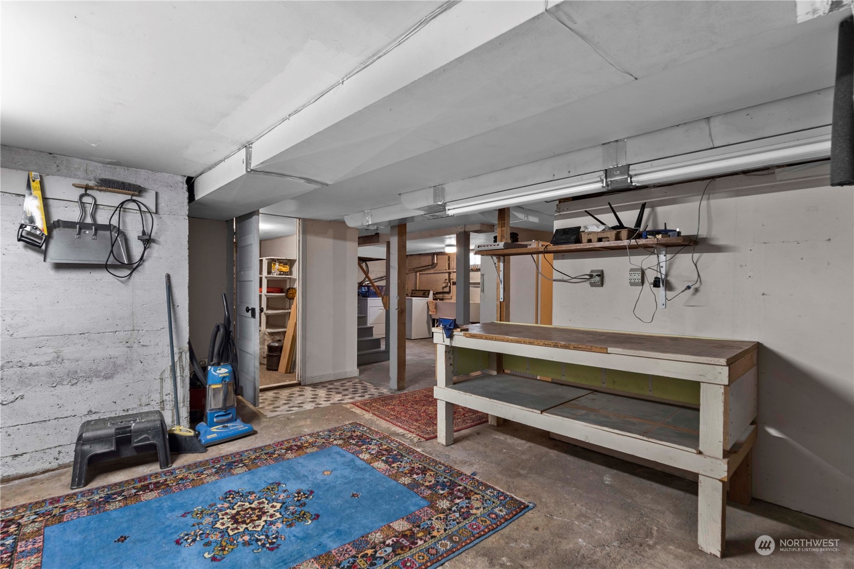 618 Hawthorne Street Wenatchee, WA 98801 - Photo 25 of 37 a view of livingroom with furniture and workspace