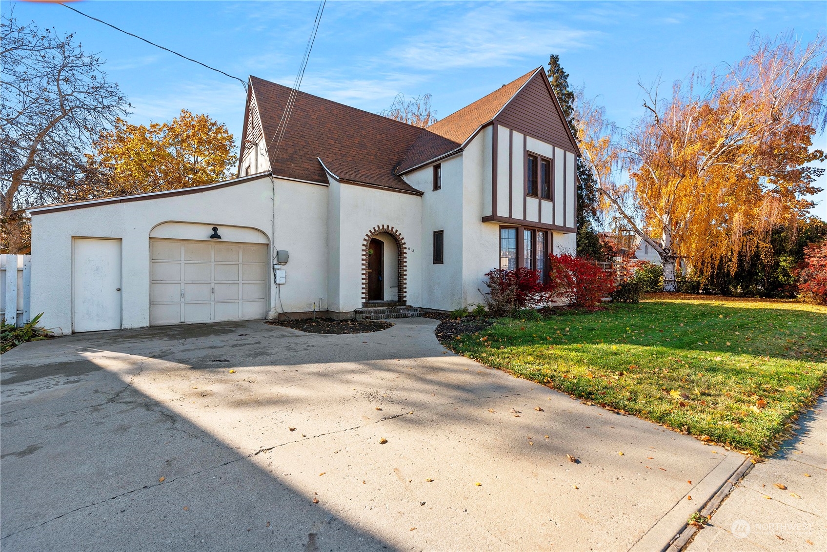 618 Hawthorne Street Wenatchee, WA 98801 - Photo 37 of 37 front view of a house with a yard