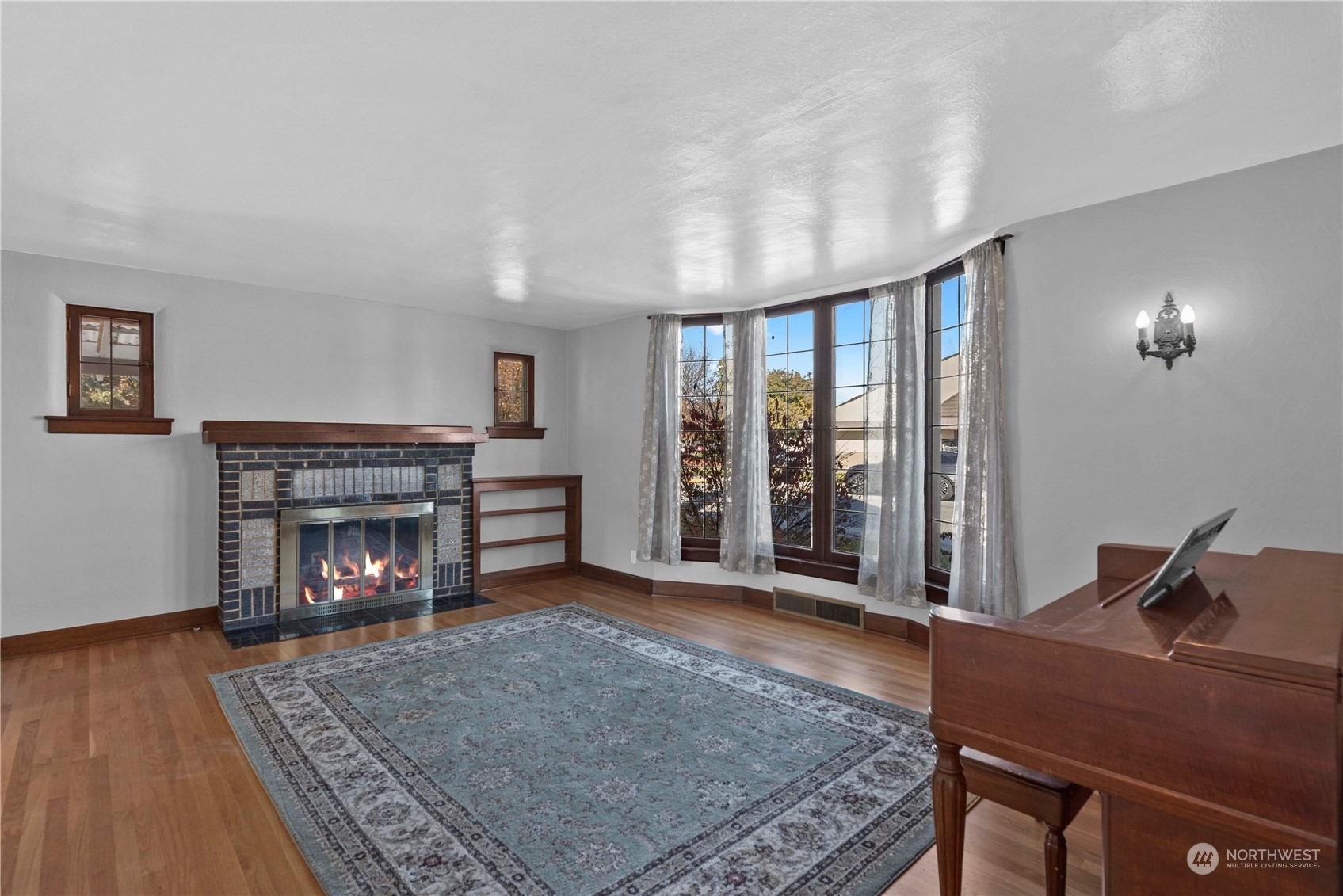 618 Hawthorne Street Wenatchee, WA 98801 - Photo 4 of 37 a living room with furniture and a fireplace