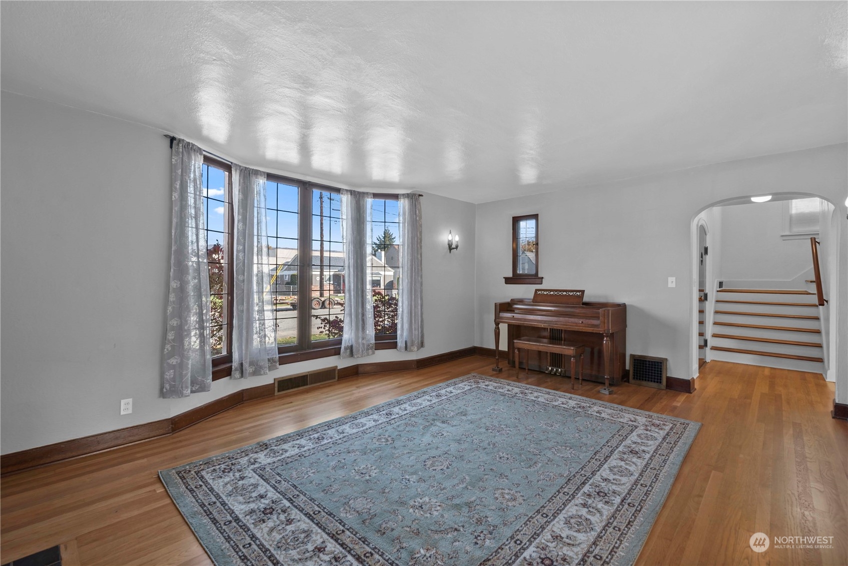 618 Hawthorne Street Wenatchee, WA 98801 - Photo 6 of 37 a living room with furniture and a rug