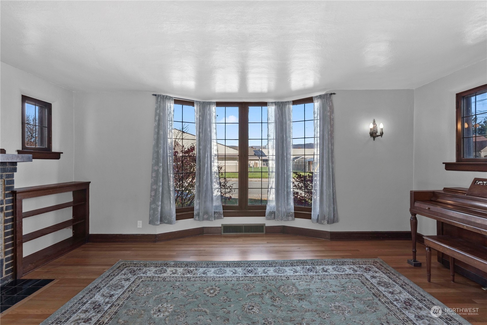 618 Hawthorne Street Wenatchee, WA 98801 - Photo 7 of 37 a view of livingroom with furniture wooden floor and window